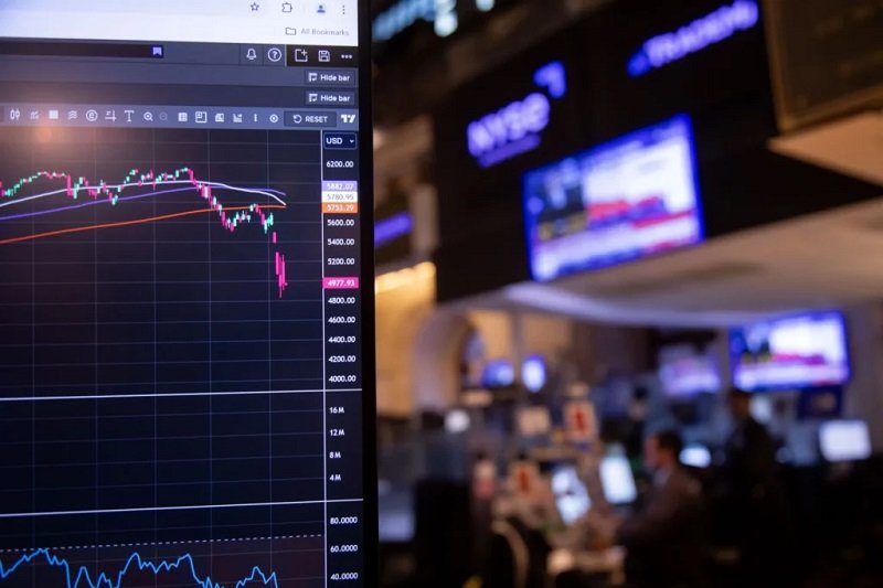 Các gia đình siêu giàu chuyển hàng tỷ đô từ cổ phiếu sang bất động sản, tiền số trong năm 2025- Ảnh 1.