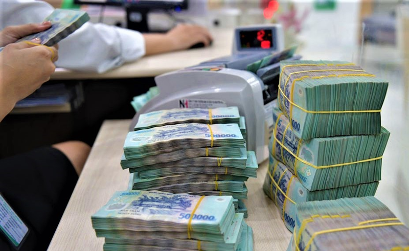 Nhiều ngân hàng đẩy lãi suất vượt 7%/năm, gửi tiền dài hạn hưởng lợi- Ảnh 1.