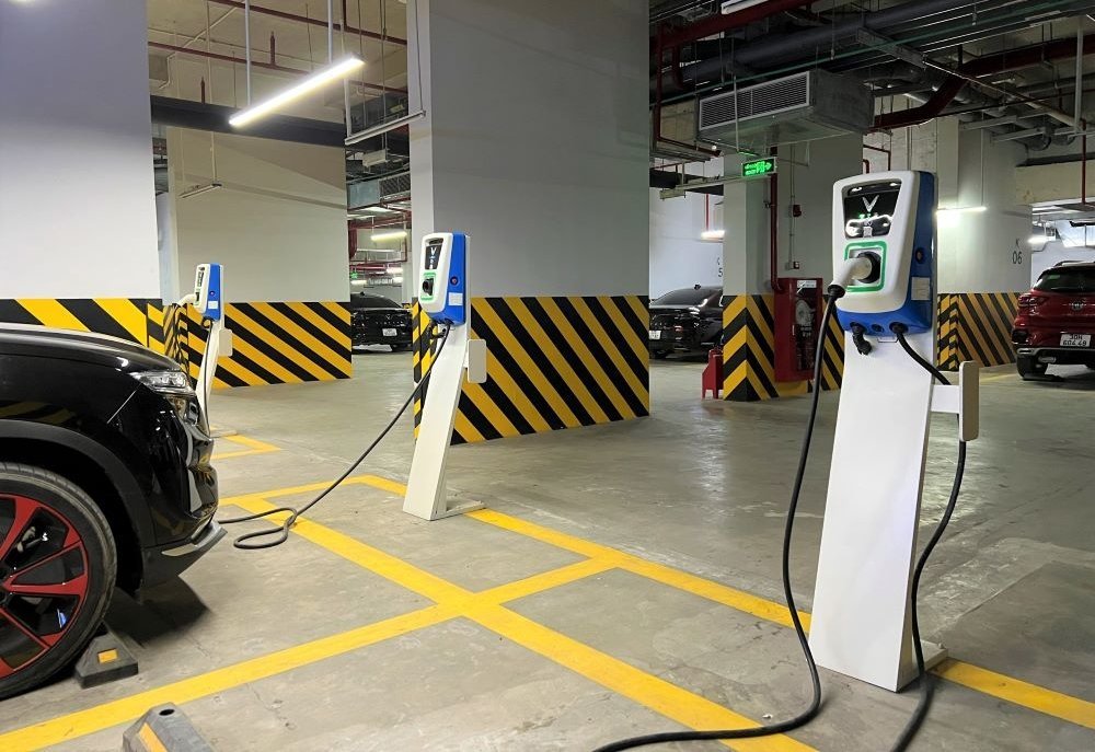TP.HCM kiến nghị bổ sung quy định về trạm sạc xe điện ở chung cư- Ảnh 1. TP.HCM kiến nghị bổ sung quy định về trạm sạc xe điện ở chung cư- Ảnh 1.