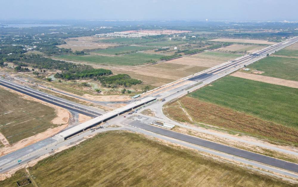 Đang thi công 2 tuyến đường chạy song song kết nối đến sân bay Long Thành- Ảnh 2.