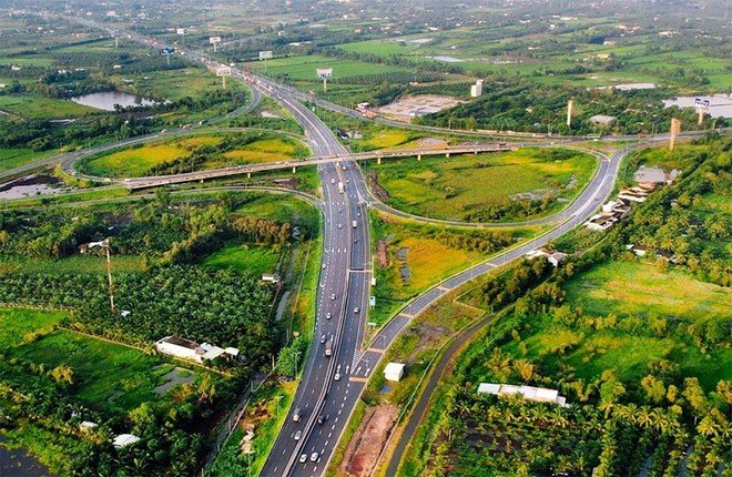 Tại sao đầu tư công là chìa khóa để Việt Nam đạt mục tiêu quốc gia thu nhập cao vào năm 2045?- Ảnh 1.