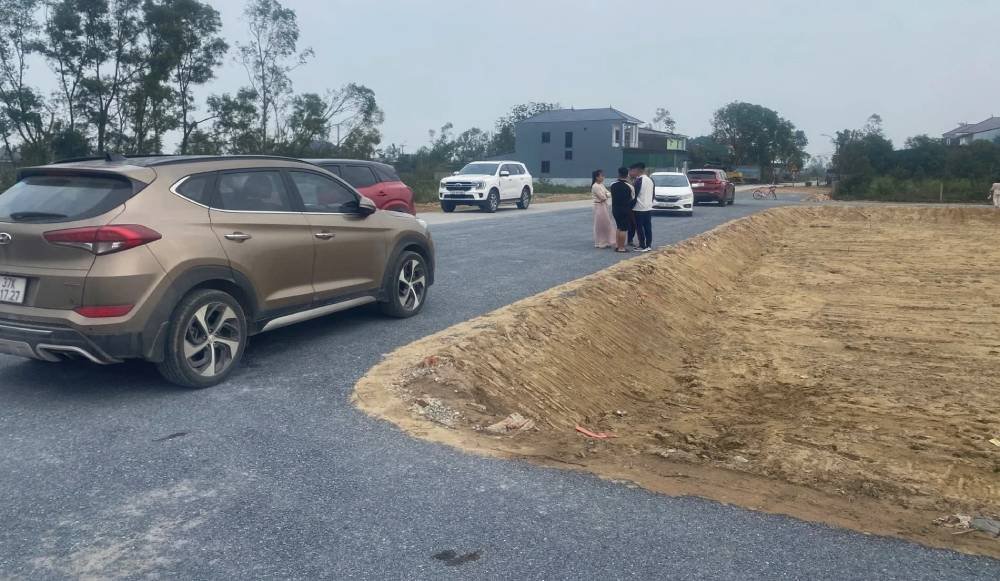 nhieu-nguoi-dan-tap-trung-ve-phuong-vinh-loc-va-xa-dong-loc