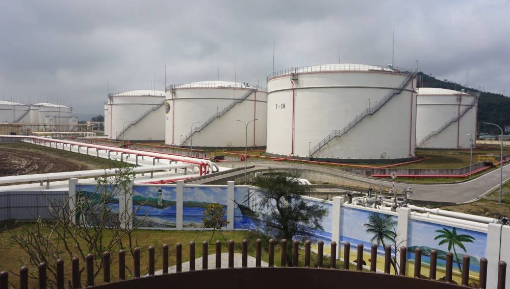 Thủ tướng: Không để thiếu nguồn cung xăng dầu; khẩn trương xây dựng kho dự trữ chiến lược