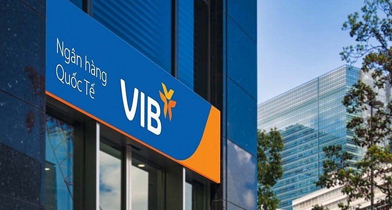 Gia đình Phó Chủ tịch VIB cùng lúc mua vào và bán ra lượng lớn cổ phiếu