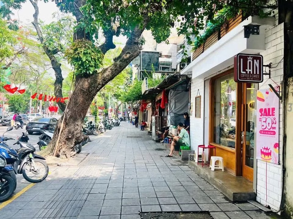 Một mét vuông vỉa hè ở trung tâm Hà Nội dự kiến có giá thuê ngang một suất gửi xe